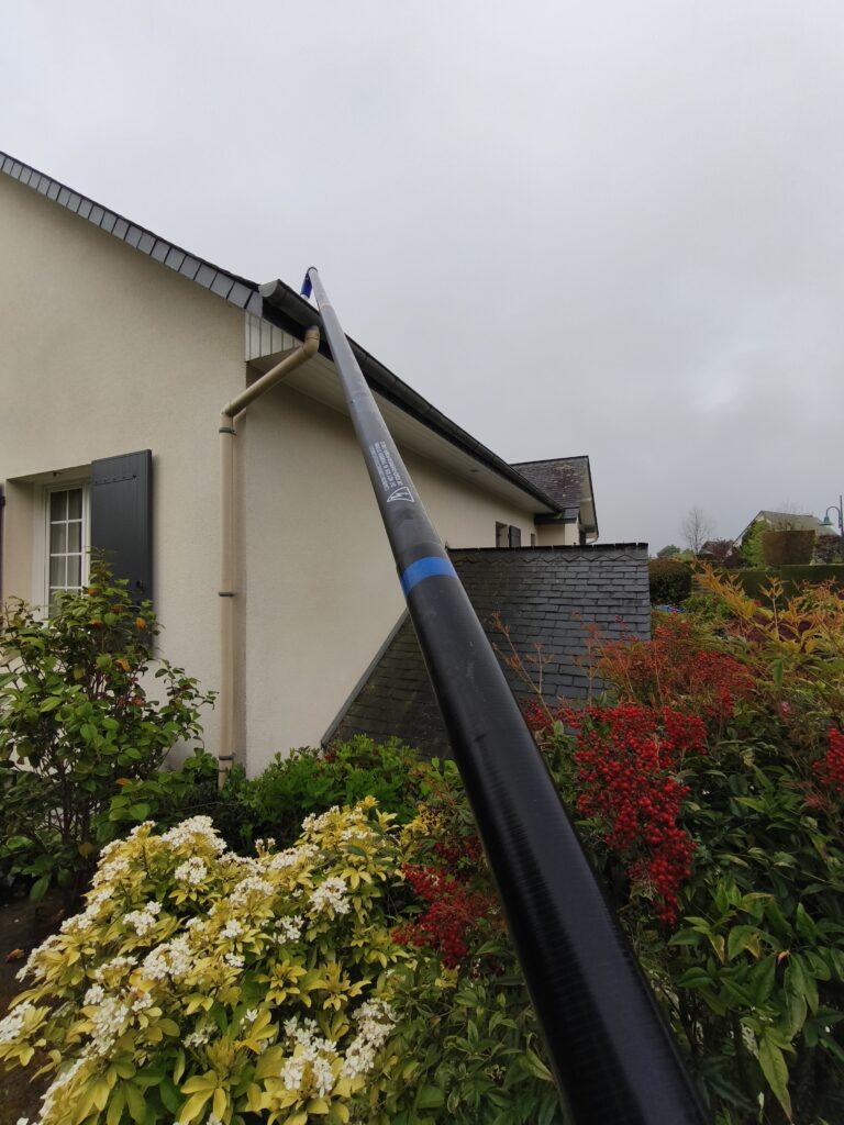 Démoussage de toiture par drone