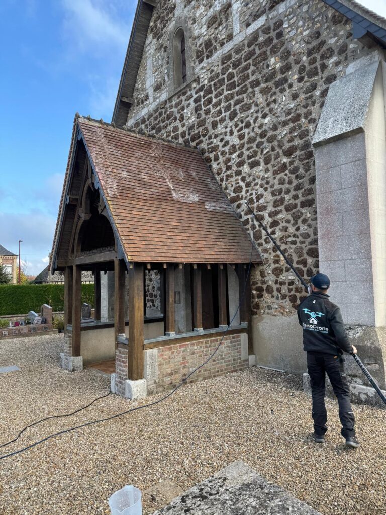Démoussage de toiture par drone