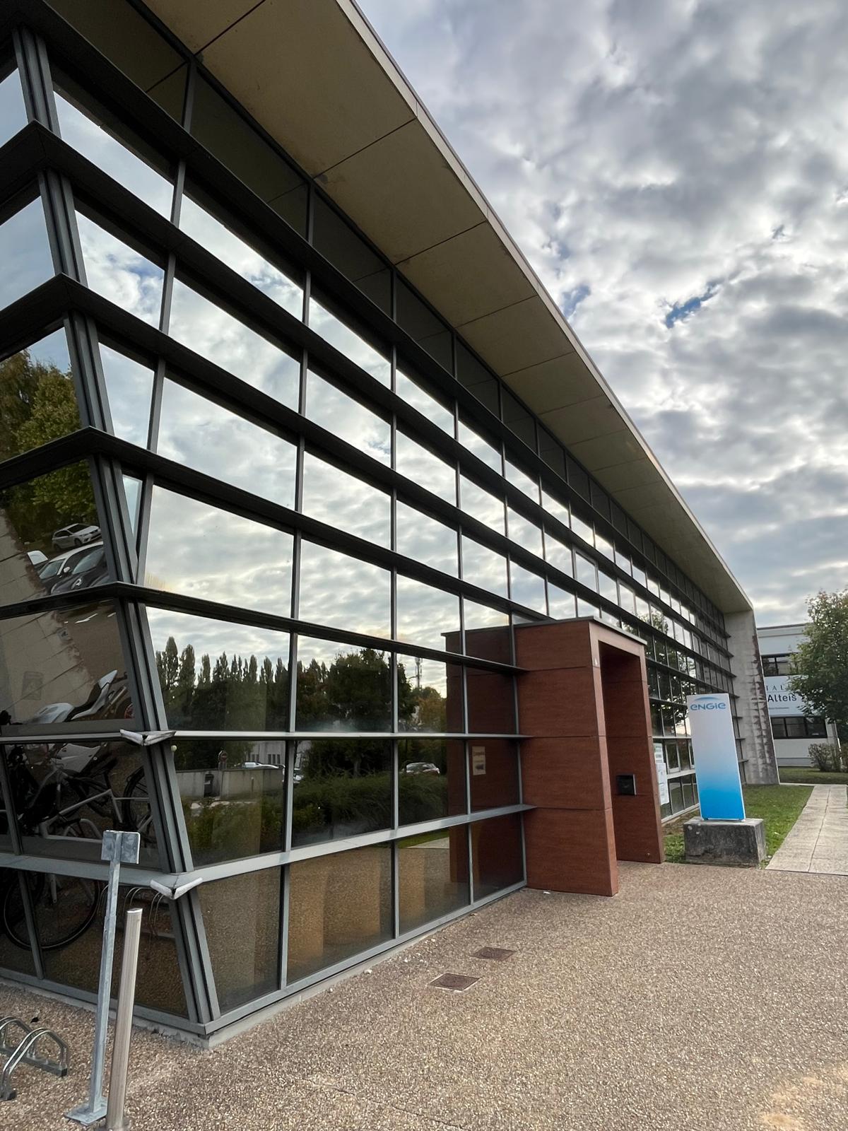 Verrière de bâtiment tertiaire nettoyée par drone