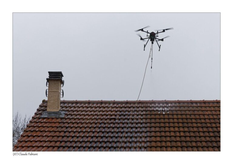 Démoussage de toiture par drone