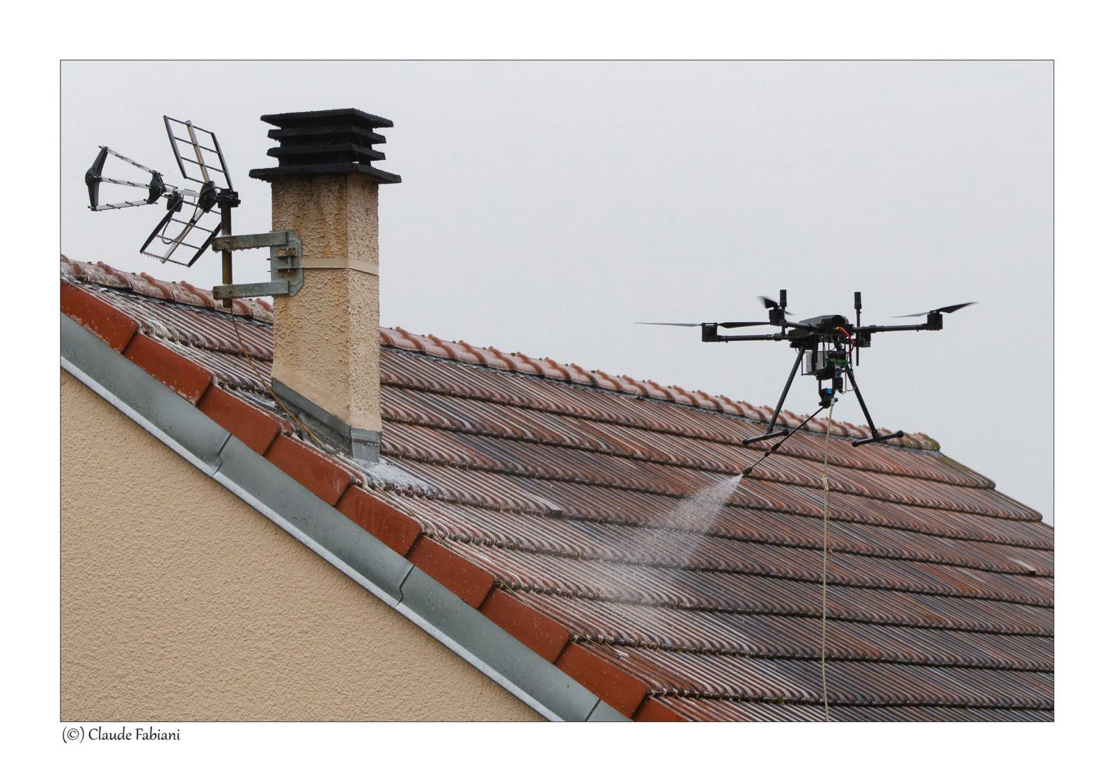 Drone RenoDrone pulvérisant sur une toiture en tuiles