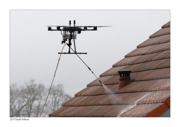 Démoussage de toiture par drone