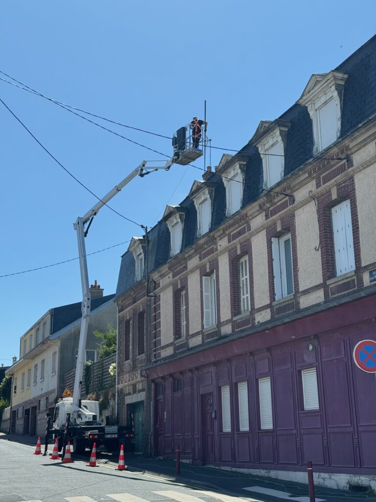 Démoussage de toiture par drone