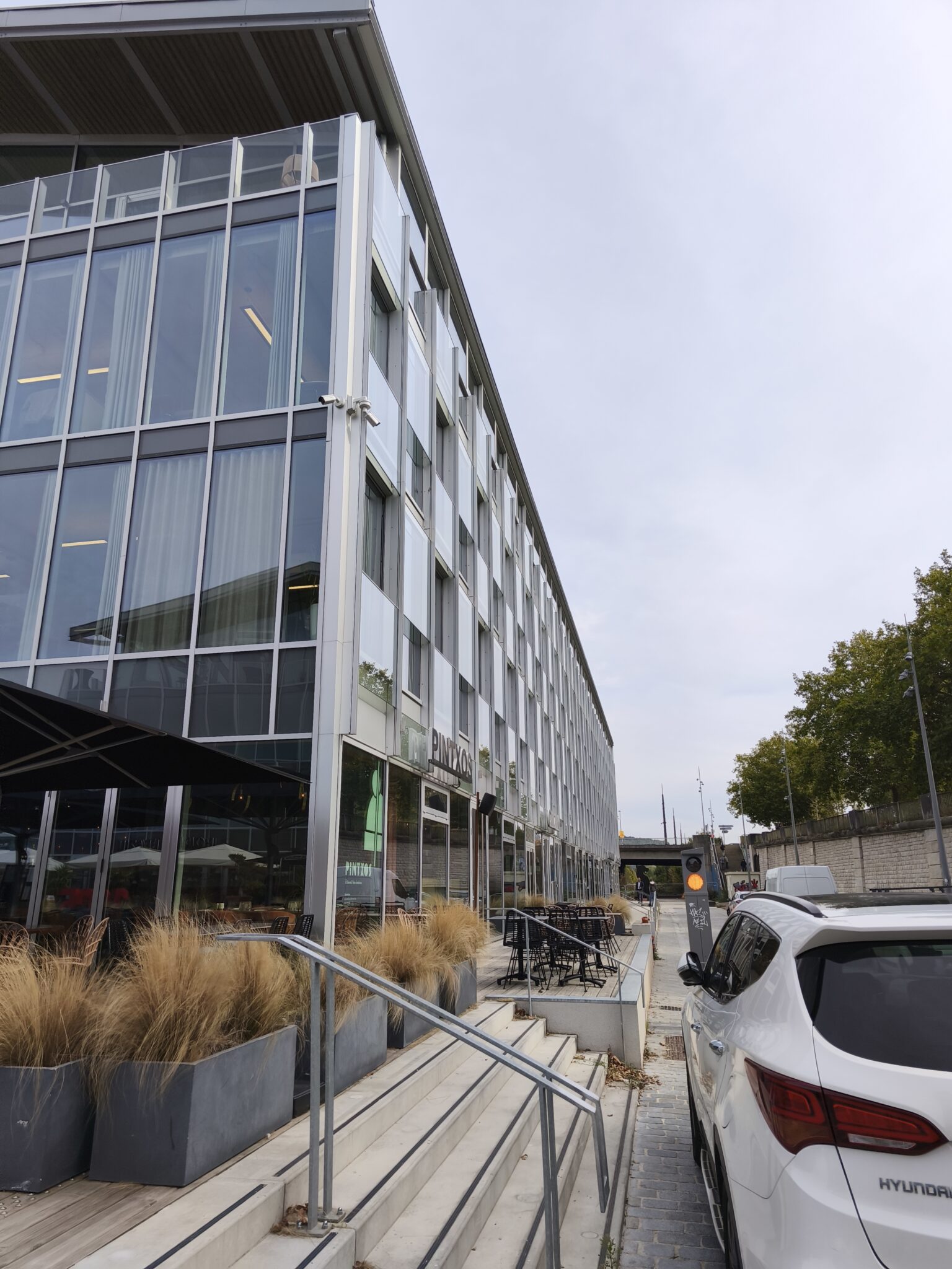 Mur-rideau de bureaux nettoyé à l'eau pure