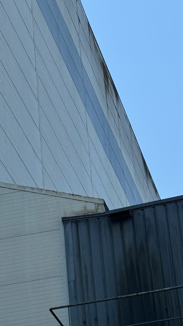 Hangar industriel à bardage métallique