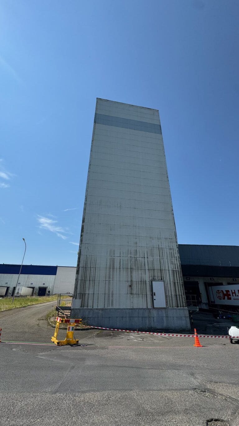 Silo à bardage métallique nettoyé par drone