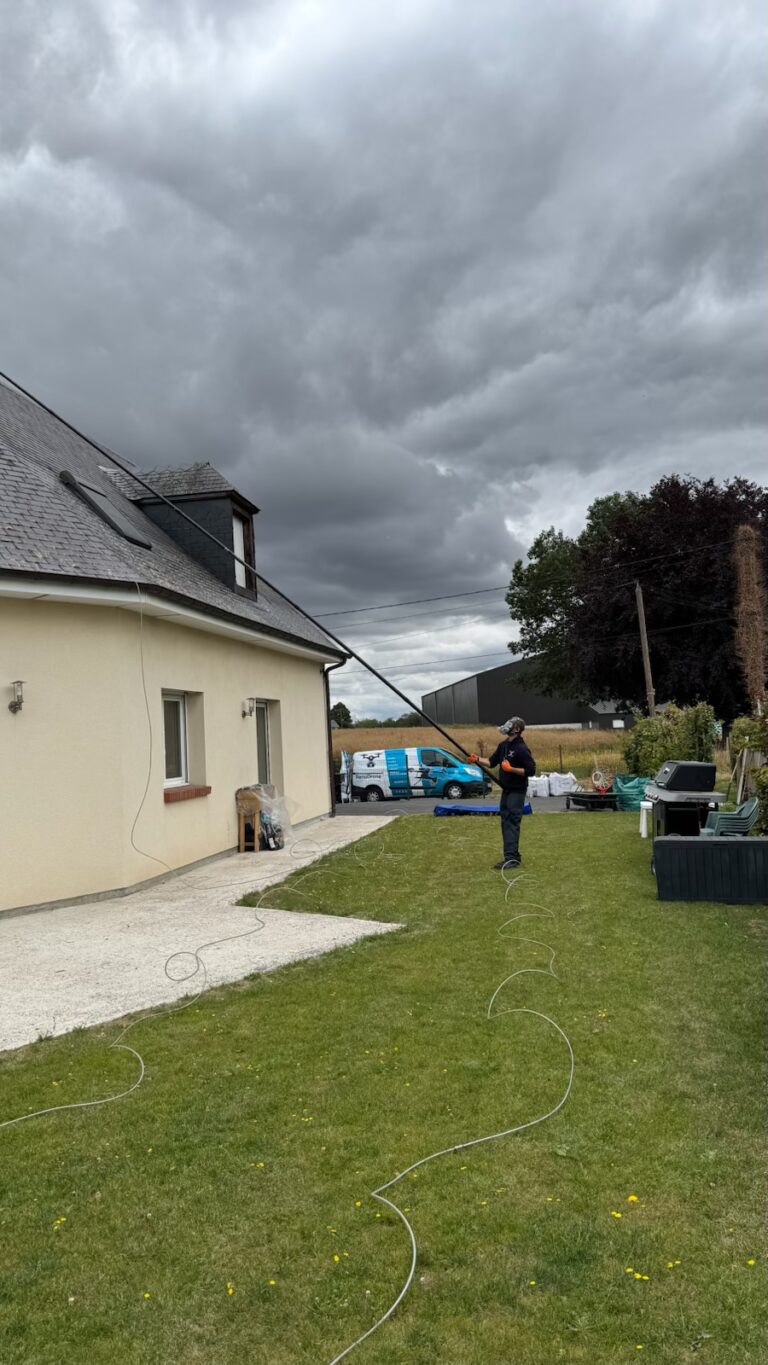 Démoussage de toiture par drone