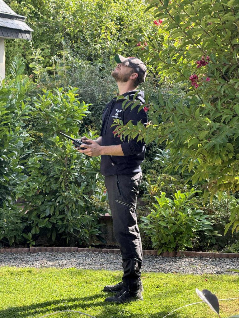 Démoussage de toiture par drone