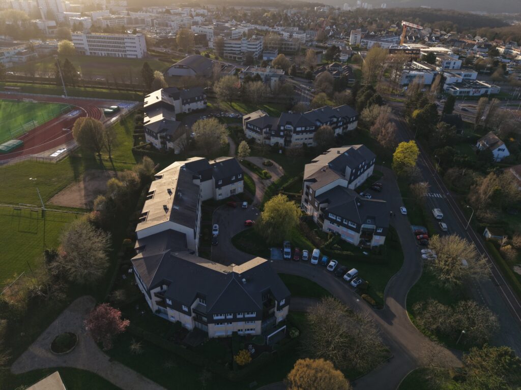 Ensemble de bâtiments aux grandes toitures vu du ciel par drone