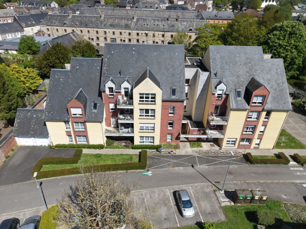 Toiture d'ardoise d'un immeuble de copropriété vue par drone