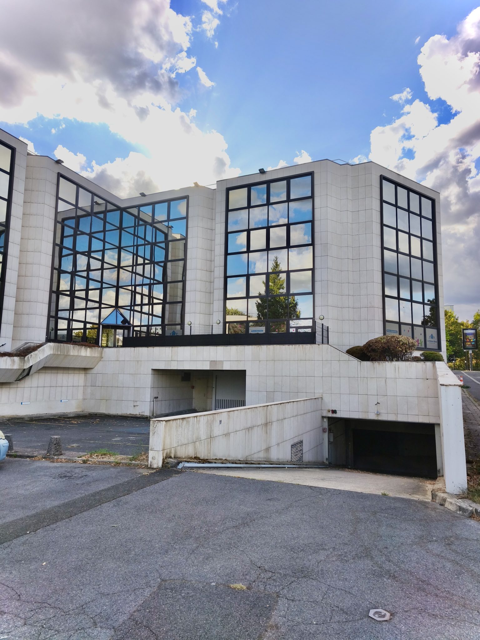 Façade vitrée de bâtiment tertiaire nettoyée à l'eau pure