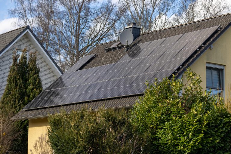 Champ de panneaux solaires sur toiture