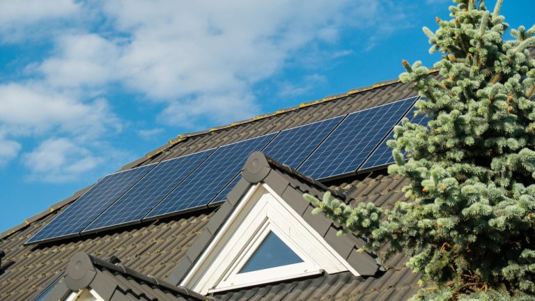 Panneaux photovoltaïques sur toiture en tuiles