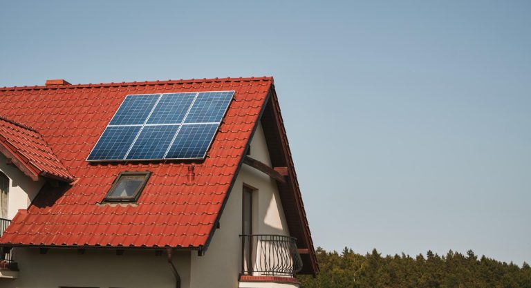 Panneaux photovoltaïques sur toit de maison
